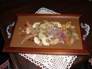 Vassoio in legno con applicazione di fiori secchi