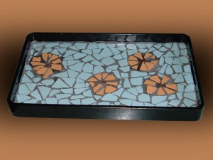 Vassoio decorato a mosaico con frammenti di piastrelle