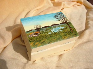 Scatola in legno con paesaggio dipinto a mano