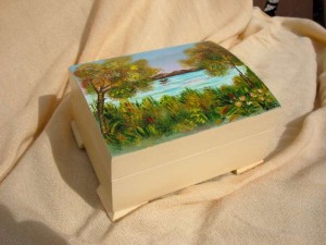 Scatola in legno con paesaggio dipinto a mano